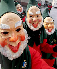 Vier Gartazwergla mit Masken