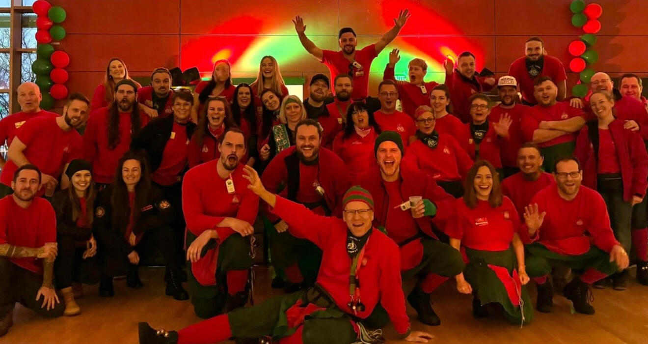 Gruppenfoto der Gartazwergla mit Masken